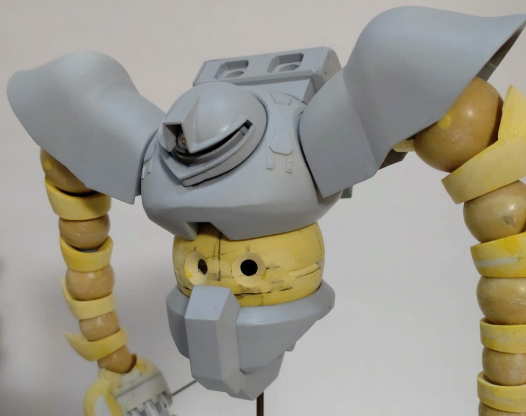 球体関節はエポパテ、肩と胸部はヒートプレス、腰部は旋盤加工。