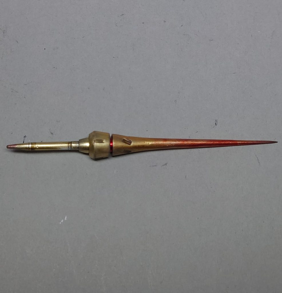 レイピアもくすむ様にドライブラシをかけ、先端に向かって濃くなるように、ロイヤルメタレッドでチッピングしました又、スリット部分にワンポイントでこちらもロイヤルメタレッドで塗装。