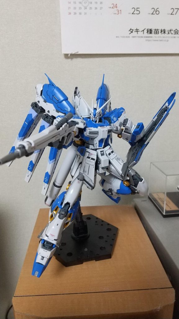 ビームライフルで攻撃するハイニューの図