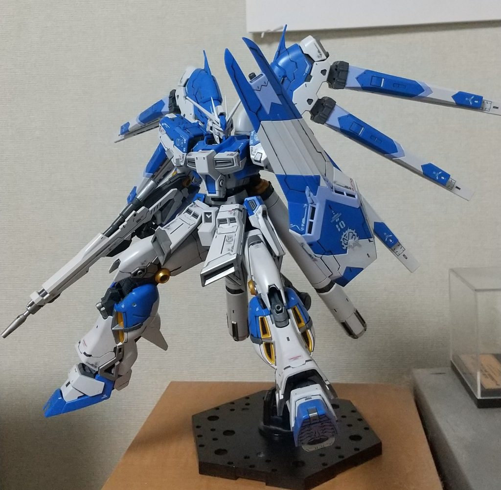 ネオ・ジオンの奇襲に急停止するハイニューの図