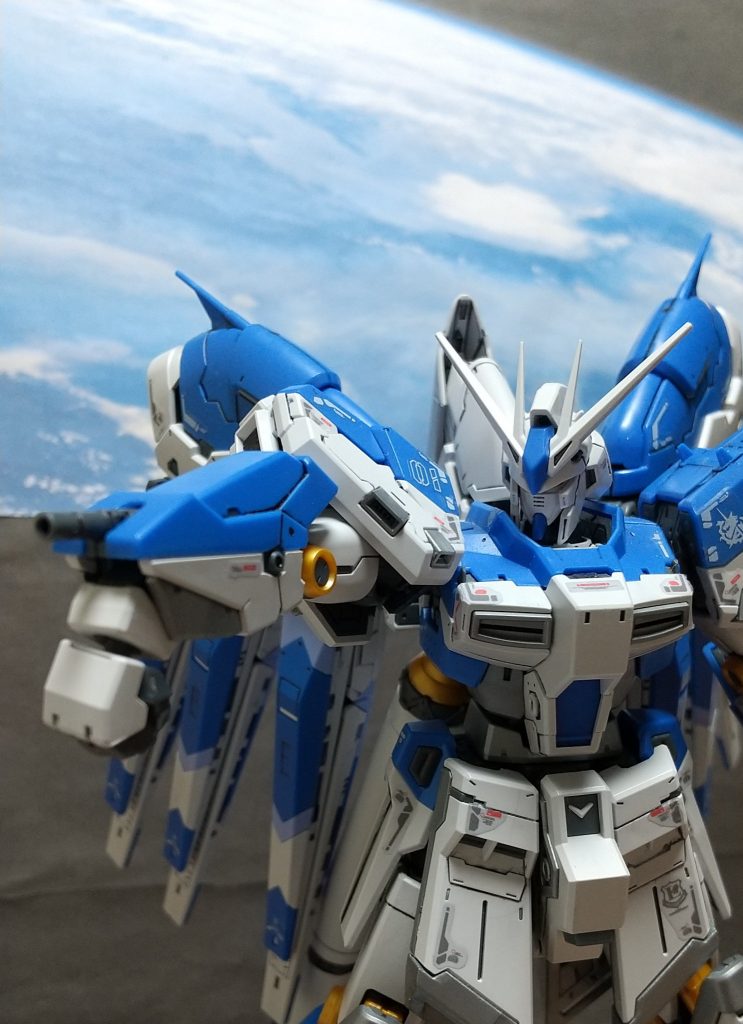 バルカンと右腕部マシンガンで敵機を牽制するハイニューの図