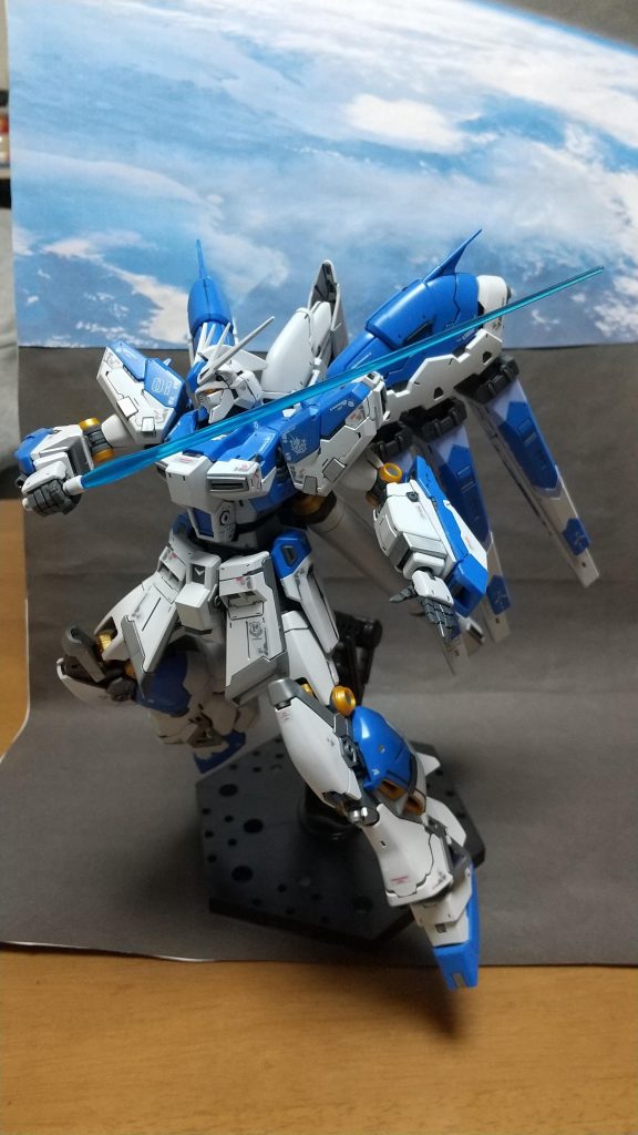 ビームサーベルで斬りかかるハイニューの図