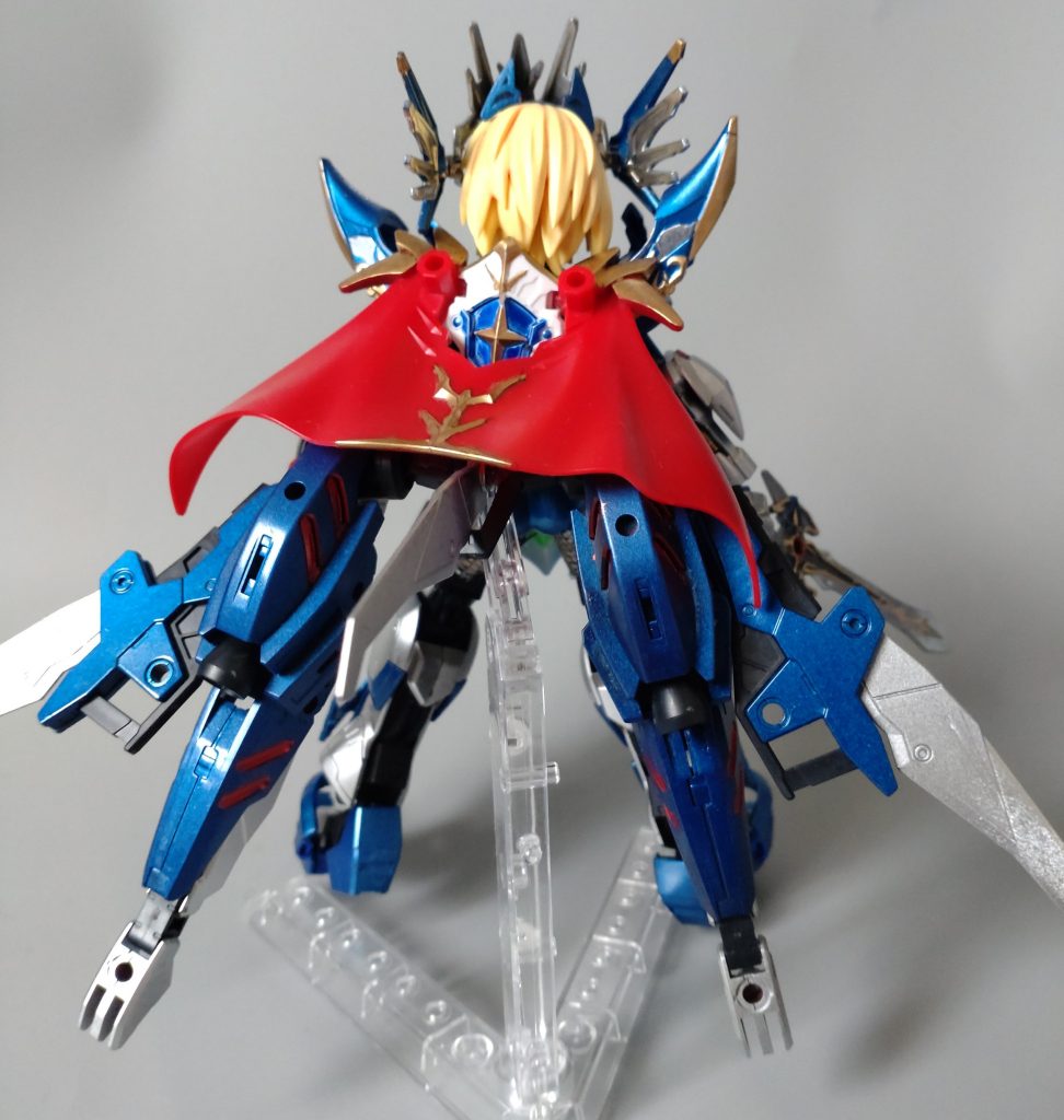 背面です。腰は元々のアルカ装備、背中に騎士ストライクのマントを付けました。