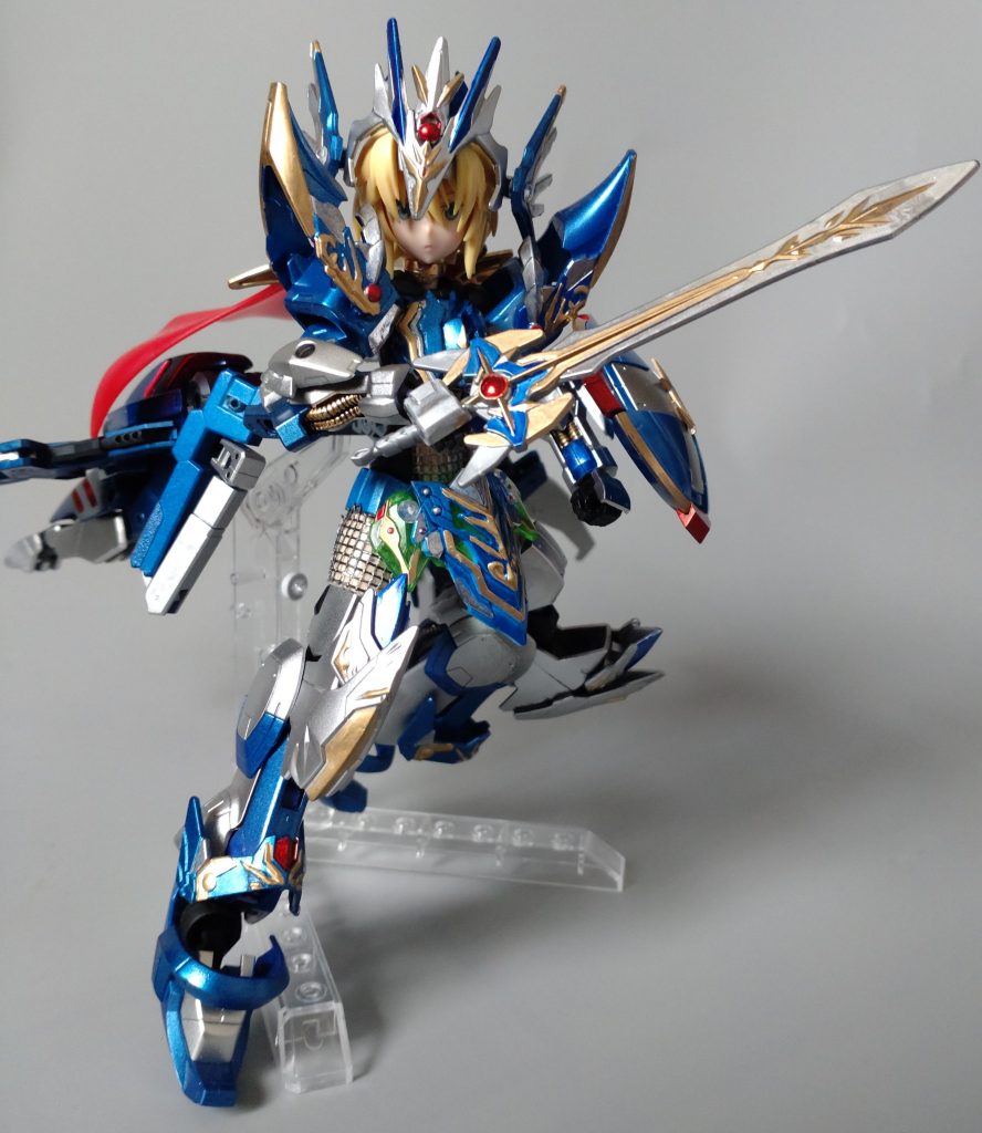 肩の鎧ですが、接続ジョイント作製をサボり二の腕に直接付けましたので可動域か狭いです。