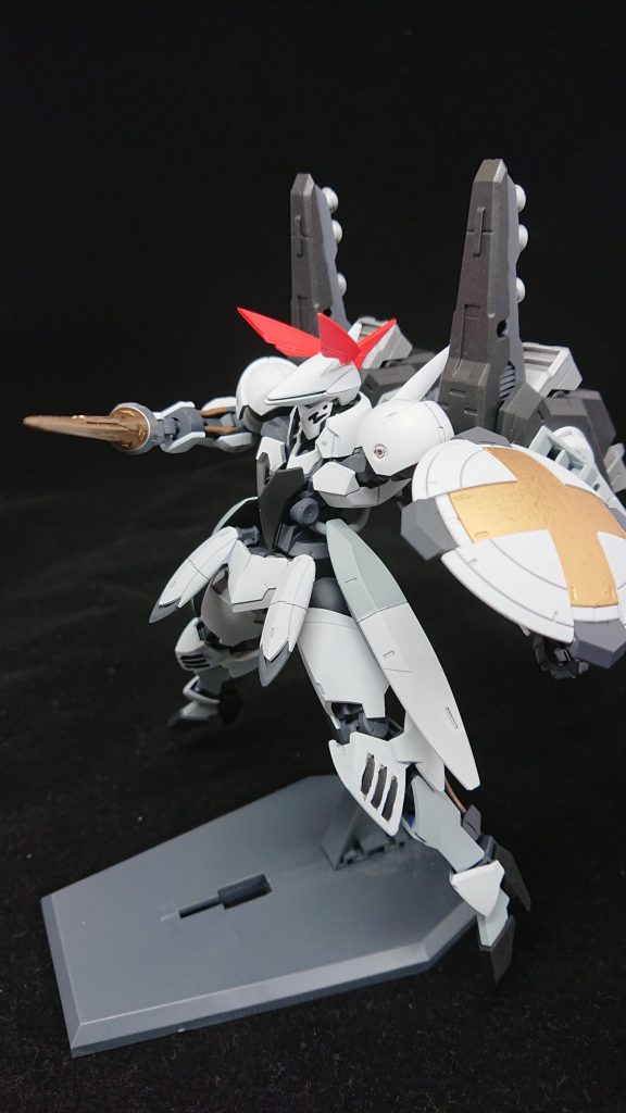 全体をトールギスらしく白にしつつ、頭部はトサカのイメージで赤で。