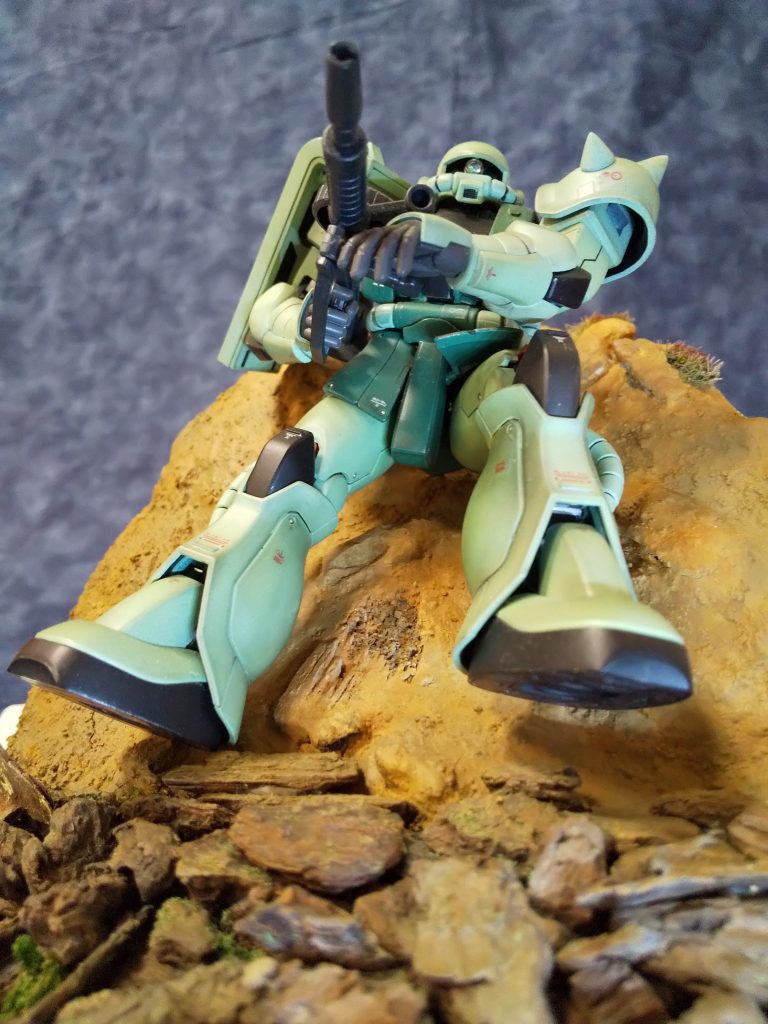 最初のザク降下シーンの記憶をデフォルメして台座を作ってみました。