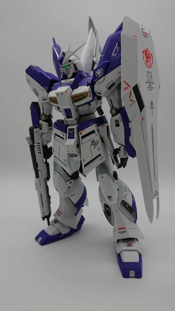 デカール貼り付け後のLEDによるカメラアイの点灯です。右腕のガトリングの塗装は少しこだわりました。