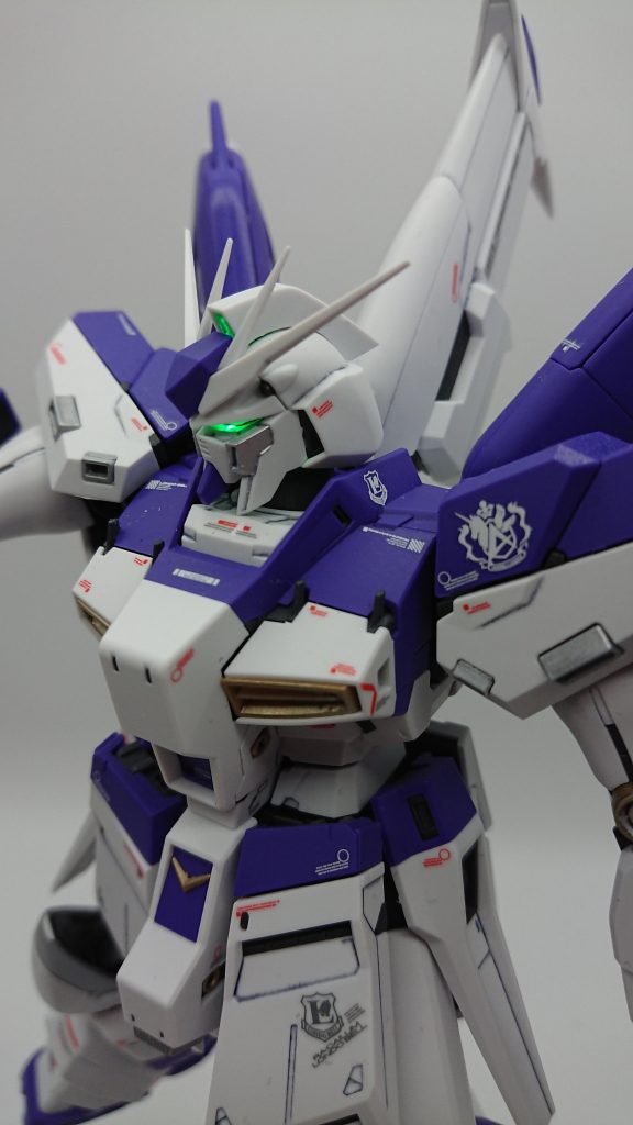 RGのHi-νガンダムを意識して、ほほの部分など塗装しています。