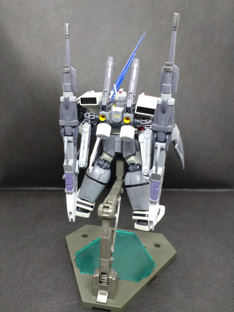 バーニアや一部はガンダムマーカーで直塗りしています。ツイン·ビームスピアのビームサーベル部分は高出力をイメージにら薄いピンクにクリアブルーを3〜4回薄めに吹きました。