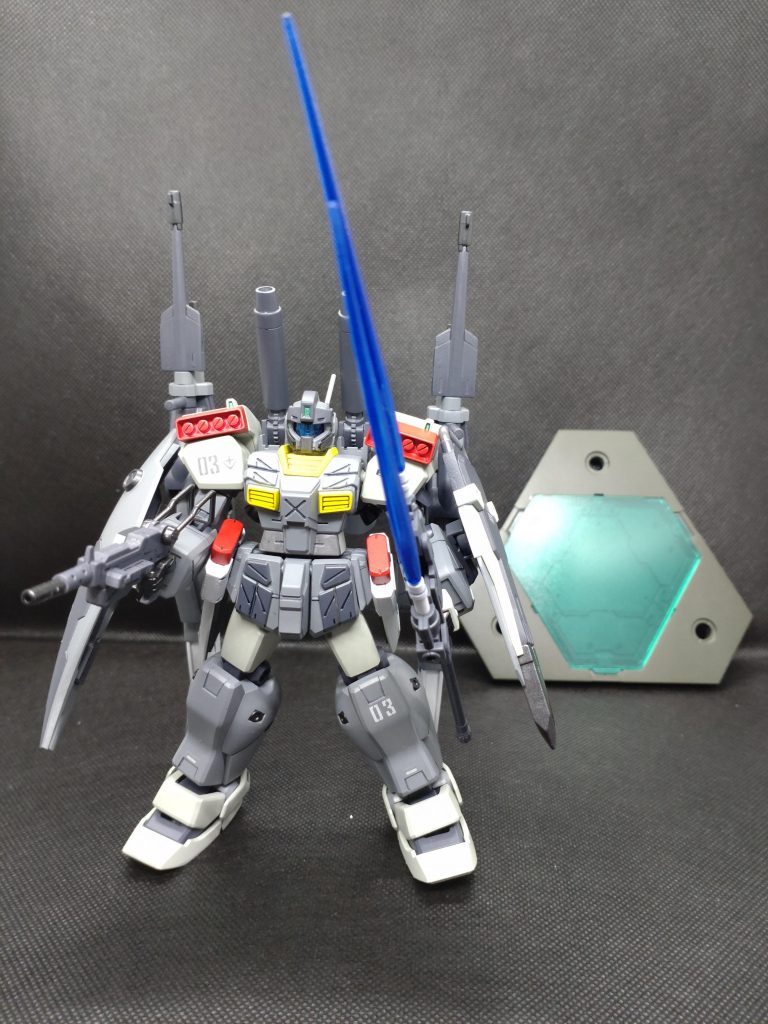 ちゃんと自立します。ベースも支柱部分はそのままですが台座部分は2000番まで磨いてクリア部は光沢トップコートを使ってます。