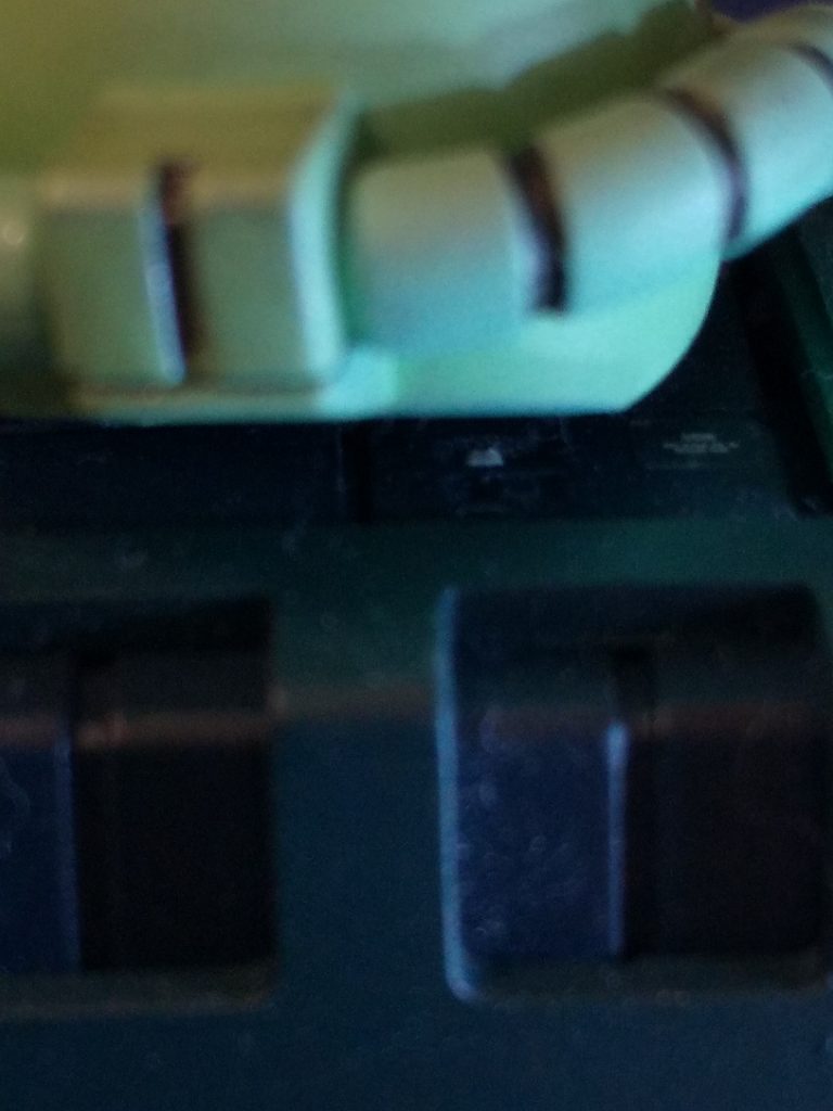 ピンボケですがスマホカメラの限界ですね。実は首下のホコリのような白い物体が電源スイッチです。爪楊枝の先端でスライドさせます。