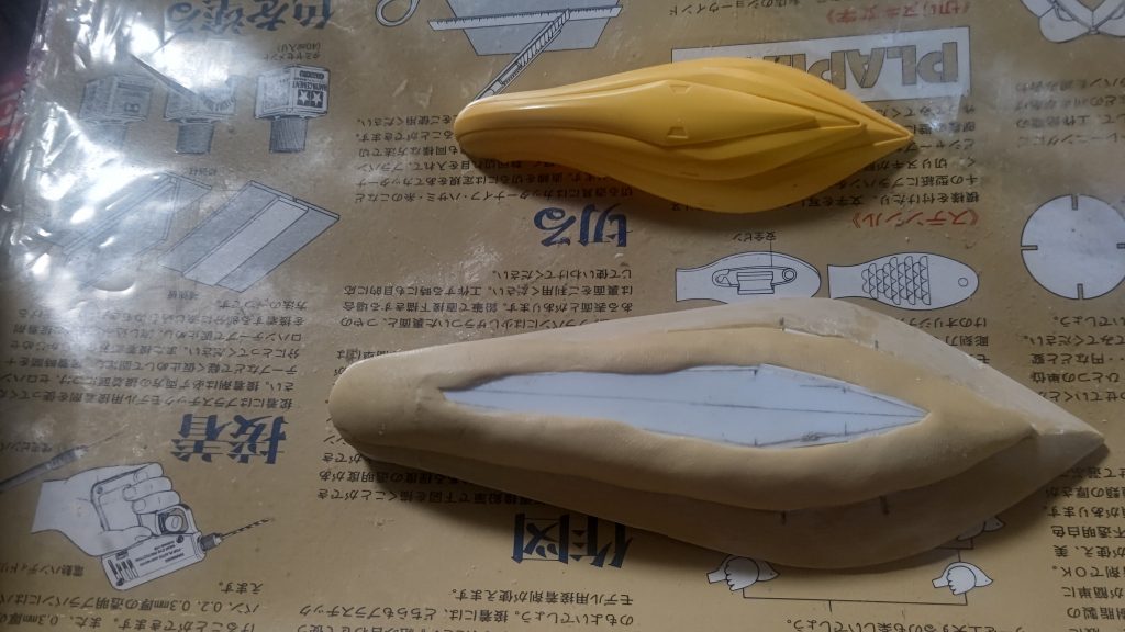 髪の放熱板はパテで段々に作り、内側を削って出来る限り肉厚を薄くしてます。