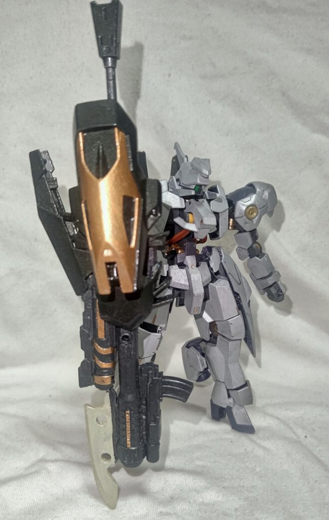 銃身はユニコーンガンダムのハイパーバズーカ、刀身はインフィニットジャスティスのファトゥムから拝借しました。他にもウイングゼロのシールド、キマリスのランスなど使用しました。