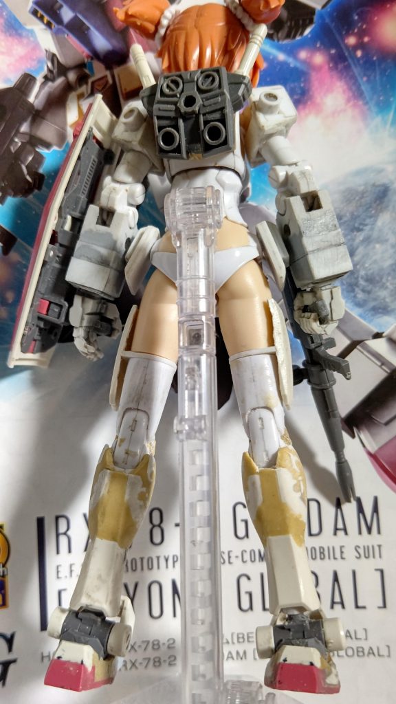 ライフル、シールド、バックパック、アンテナ、コックピットハッチパーツ、両足を使用。脹ら脛は装甲被せた際に隙間にパテを積めて形を整えてます。 