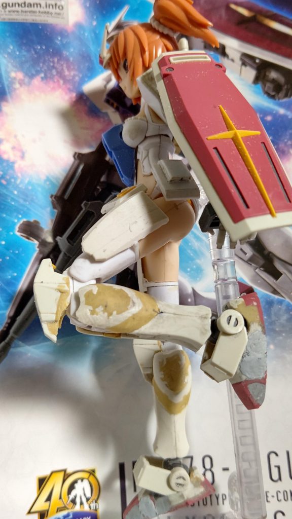 素体のひざが二重関節なっていることを生かして膝装甲が独立して動きます。サイドアーマーはサイズが合わなかったのでプラ板で自作してます。