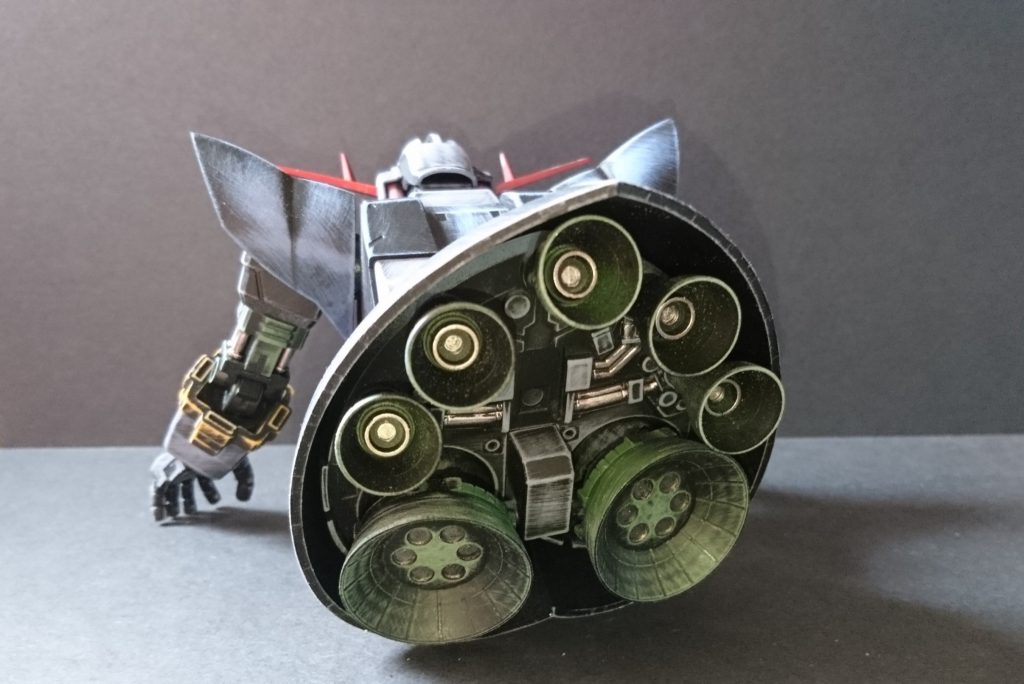 あまり細かい塗分けは不器用でできてません。合わせ目すら消さない派ですが、ガンプラの性能に助けられています。