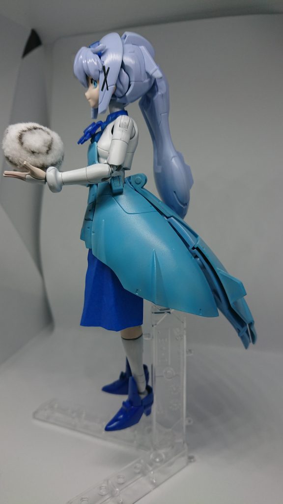 横から。個人的にスカートの丈はこれぐらいがベストだと思っております。