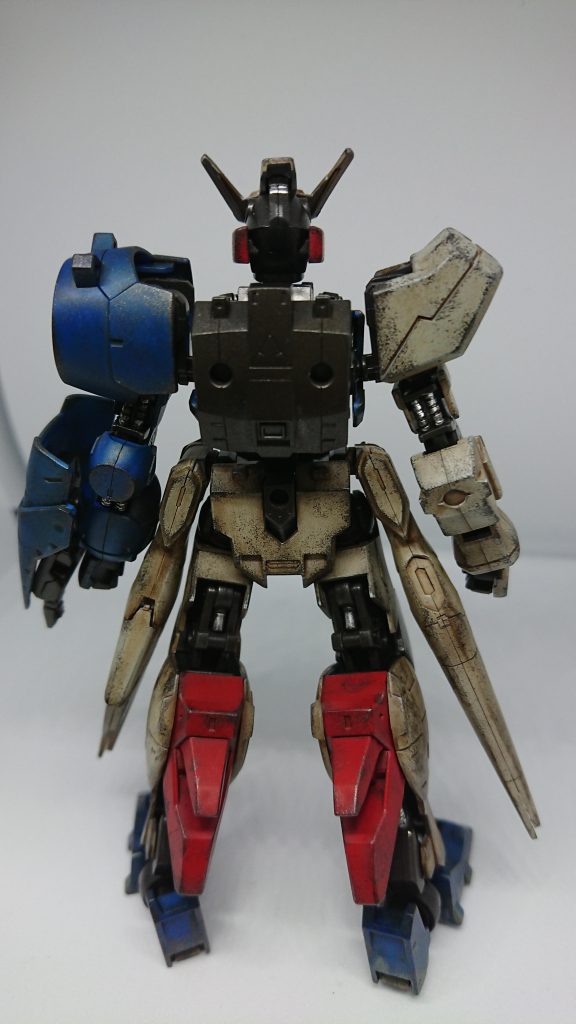 そして後背。フレーム部はつや消しが足らなかったかあまり汚せなかったので光ってます。特に武装。そこは反省点。