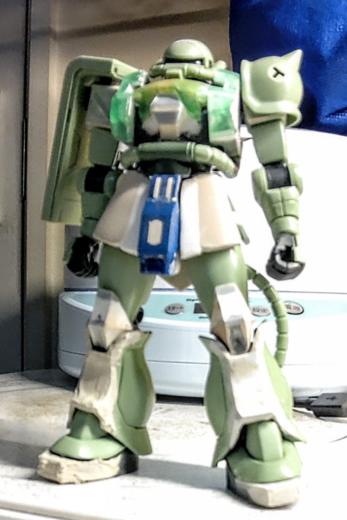 パテ、プラ板、ジャンクパーツなどで各部延長、肥大化。