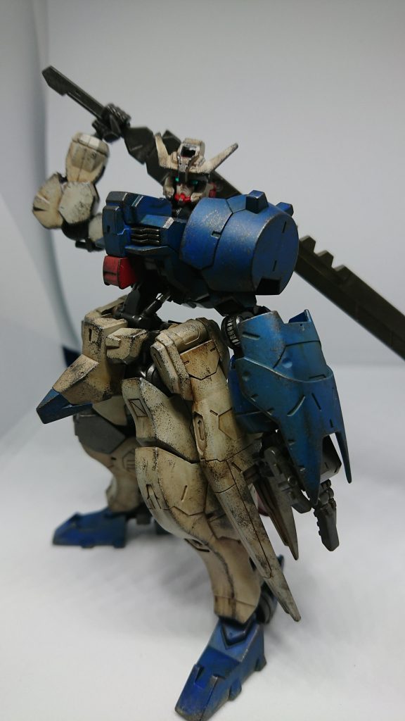 とにかく武装が重い。重量過多でありますｗポーズが取りにくいのなんのｗしかし、らいだ～joe様の教えは低レベルでも良く見えてしまうのですごいものです。ガンプラに平穏の有らんことを・・・また気まぐれで汚すかもしれないです。神のペンが欲しいのでｗ