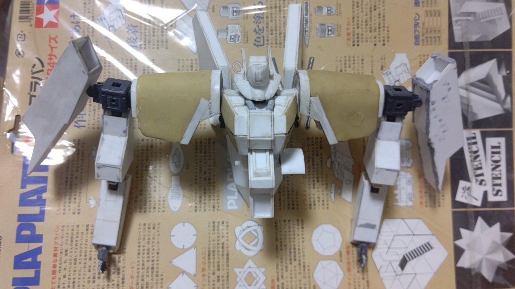 前回のサイコガンダムと同様にHG各パーツの寸法を測定し、寸法を1/100に変更してプラ棒やプラ板で箱組しです。