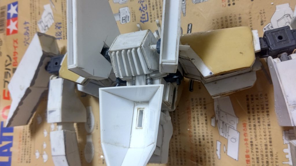 肩周りの曲面は、パテを使用してます。