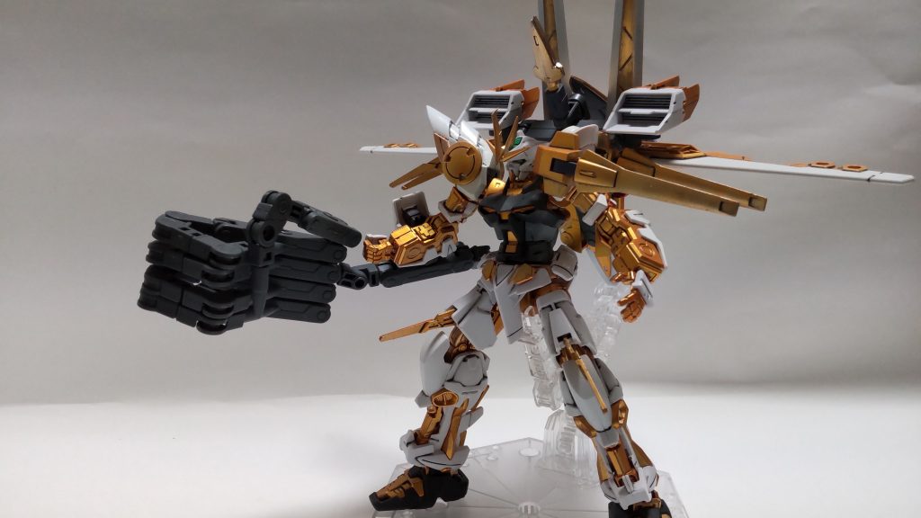 ジンやダガー等の量産機がこの拳をまともに受けたら、一撃でコクピット周りを潰される威力がある。