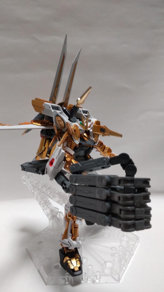 マガノカイナは右肘とガントレットで固定され、右腕のセンサーと連動して操る。