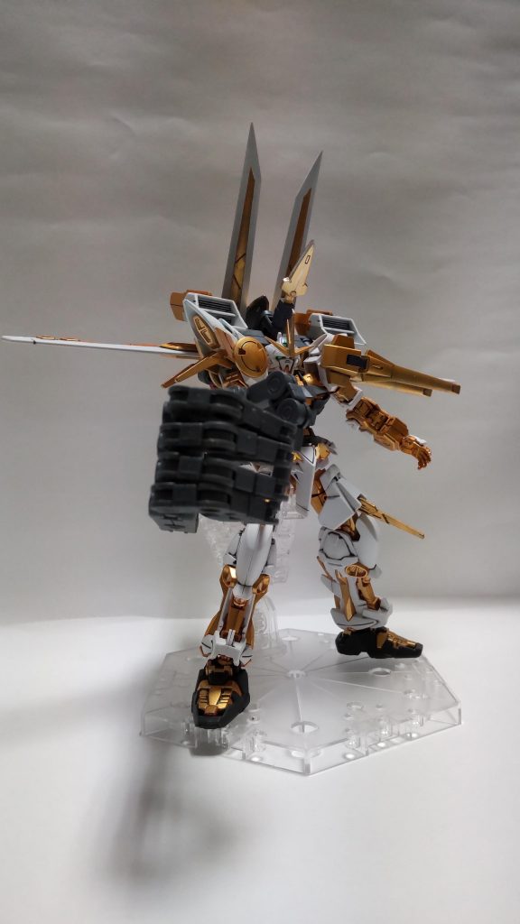 マガノカイナ(禍之腕)ゴールドフレームのマガノイクタチを基に設計された、巨大マニピュレーター型の武装。MSの手と同様に5本指を自在に動かすことができる。マガノイクタチと同様の機能が装備されており、強制放電・吸収が可能である。(コロイド散布システムは完成型で、接触・非接触は問わない)