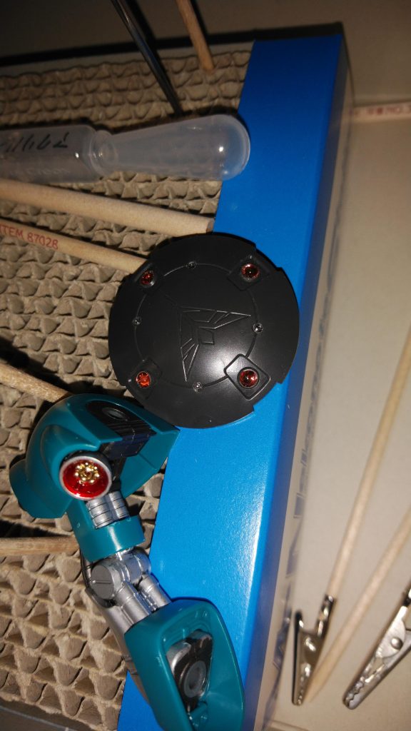 盾の赤い所やモノアイは嫁さんのネイルアート部品を流用しました♪