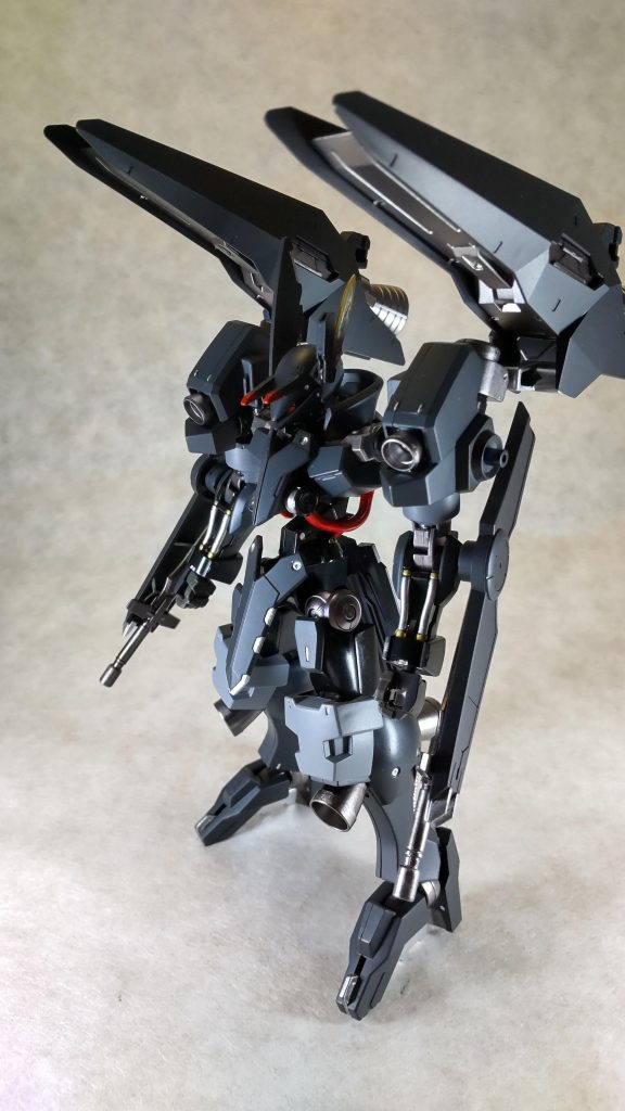 肩のハードポイントは余暇スペースとして様々な武装オプションの搭載が可能。鹵獲品の搭載も可能。