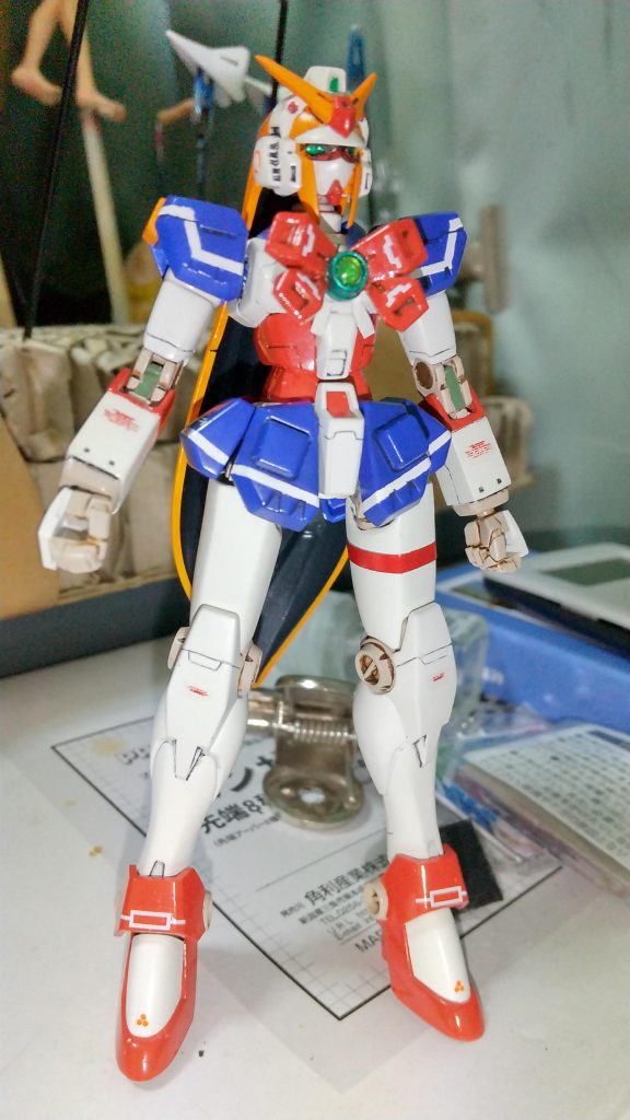 肩、スカートに白色ラインを塗装追加