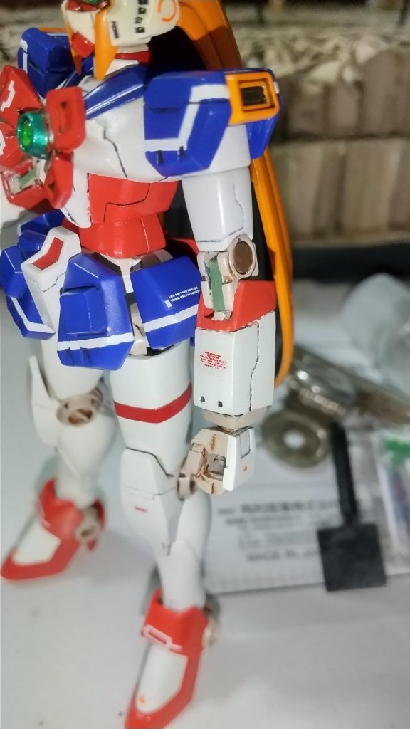 胸部巨乳化、リボン部を新造、腕部フレームにプラ板を張り付け細く