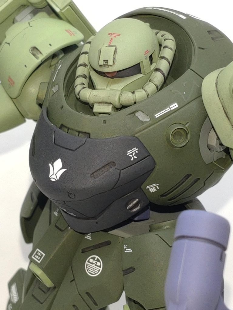 デカールは多めに貼り付けました。