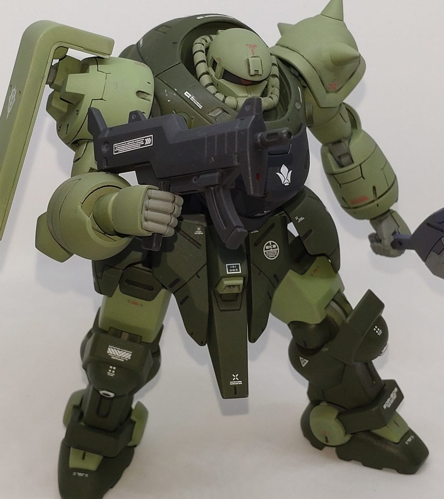 マシンガンを構えて