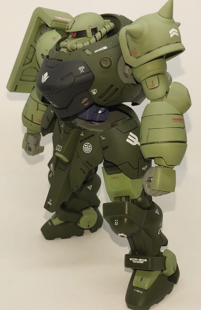 マンロディのボディと両腕、グリモアの脚部、頭と両肩はザクです。