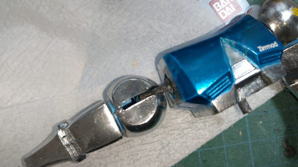 あとは、右肩も可動域を拡張してみました。フェンシングみたいにサーベルを差し出す動きを出したかったのですがやっぱり難しいですね。塗り残しも目立ちますね