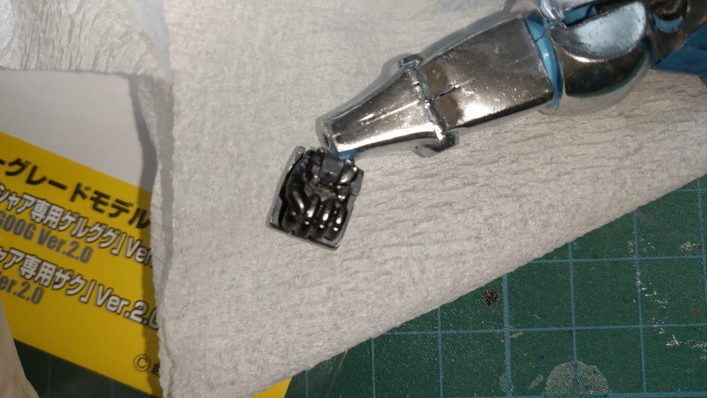 今回のこだわりは右手首です。サーベルを水平に差し出すようにしたかったので穴を広げて、手首を固定しました。