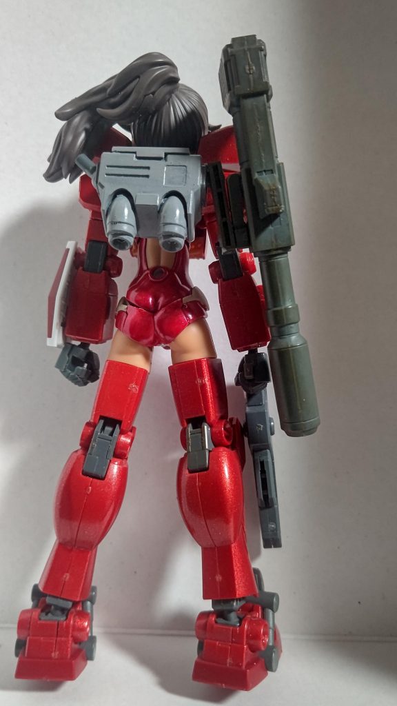 ただ、両肩のバーニアは胴体につけられない為バックパックからプラ板を首脇まで伸ばしてプラ板に固定してます。なので首周りがきつきつなので首が左右に振れません。