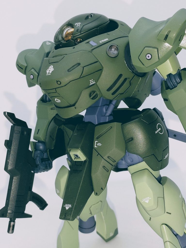 各部成型色を生かしつつ、頭部や腰回り一部は水性ホビーカラーで筆塗りしました。