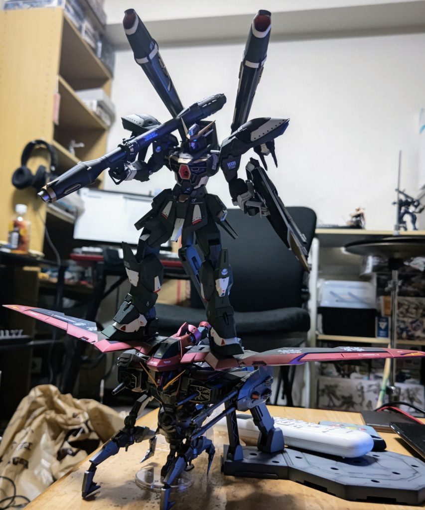 オマケ1後輩宅にて、後輩作製のFMカラミティと夢の合体してみました。後輩のカラミティはデュナメスに近いグリーンで、私のレイダーとの色合わせも良い感じでした