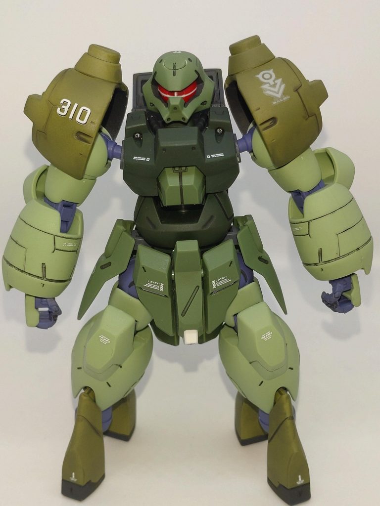 ショルダーアーマーと足先以外は無塗装成型色仕上げです。