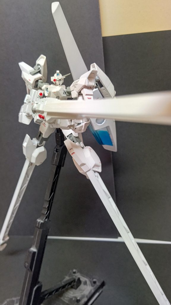 武器構えポーズ長距離射撃を主体とするためメインカメラはレンズ型センサーに置き換えられており、獲物が長いのでそれなりに見栄えがあります。これ以外に武装はありません。いい感じの変態機になりましたねヽ(・∀・)ノ以下妄想GBNのとあるダイバーが「一撃必殺の攻撃を超高速で打ち込めば最強じゃん!俺天才!」と考えて制作した機体。大型レーダーである長大な脚部やライフルはAMBAC肢となっており、背部推進機関による大型ブースターを装備したトランザム中のガデッサを振り切れる程の殺人的な加速の中でもある程度の精密な機動を可能にする。しかし「速さ」と「一撃必殺の攻撃力」に全振りした結果装甲は頭部バルカンが容易く貫通するほど貧弱になってしまい、その速度も相まってトリモチランチャーを食らうだけで星の屑となる。ただし唯一の武装であるブラスティアスナイパーキャノンの威力は折り紙付きであり、メガビームシールドすらも貫通し、大抵のIフィールドにも機能不全を起こさせる。無論エネルギー消費が極めて大きく弾数は2発のみ。そして最大の欠点は操作難易度が高すぎること。「たった2発しか撃てないライフルを高速機動中に超遠距離から叩き込む」ことは固定目標に対してすらも難しく、マトモに操縦できるのはチャンプ程度。