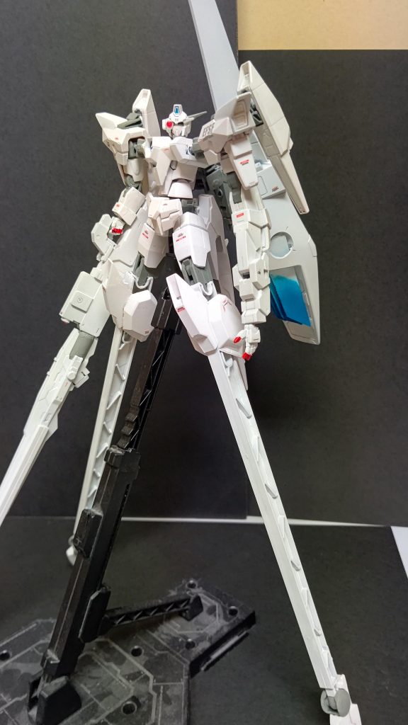 背部推進機関はヘイグス機関をイメージしてフィン状のスラスターをプラ板で作成しました(失敗)。また、内部にアムアムの3mmジョイントを仕込んで接続強度を高めています。