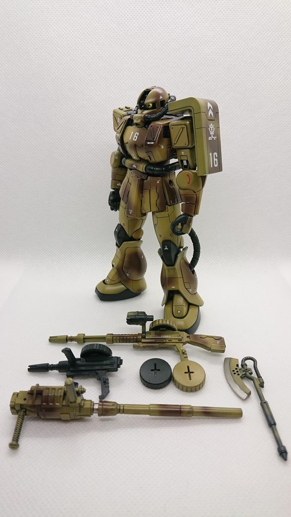 今回作製した装備です。ザクマシンガン長銃身タイプはストックをプラ板と瞬間接着剤で作製、ランナーで銃身を延長しました。スコープもザクバズーカの物と組み合わせて大型化させています。短銃身タイプは各部短縮とグリップの位置を変更しました。遠距離で使用する武器には機体同様の迷彩を施してます。