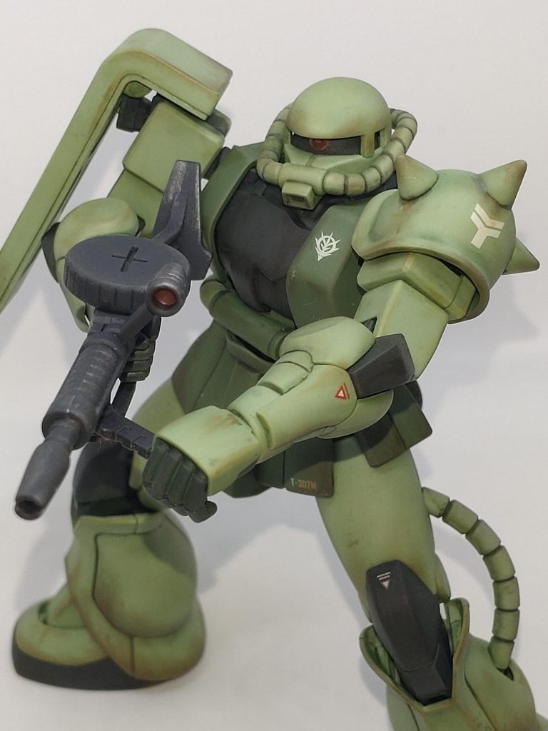 ザクマシンガンを構えて。