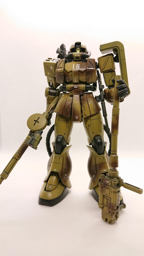 この機体のパイロット、もともと長距離射撃が得意なんですが、前回の出撃でモノアイを損傷させました。修理を終えて手元に戻ったらこれです。整備班長曰く「モノアイユニットを請求したつもりが、番号を間違えて強襲偵察型のモノアイユニットが届いてしまったので、修理ついでに改造しておいた。」だそうです。整備班長～！！