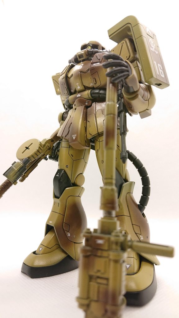 マゼラトップ砲はノーマルです。シールドは取り回しの向上を狙って短縮と左肩装備に変更しました。