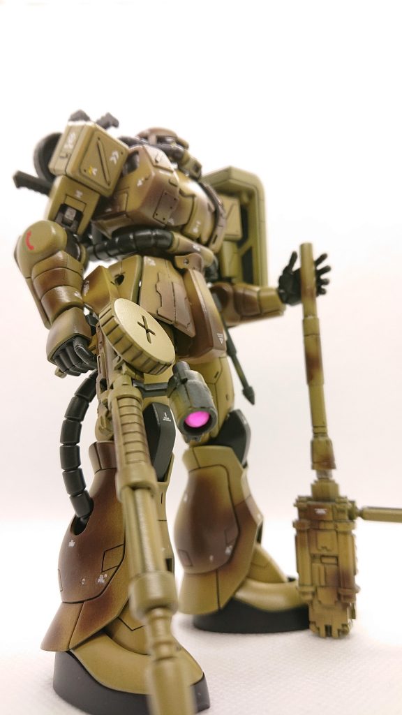 ザクマシンガン長銃身です。弾丸は通常と共通ですが、銃身長が延伸されたことにより、弾丸の直進性と貫徹力が向上されています。サンドカラーの弾倉には徹甲弾が入っています。