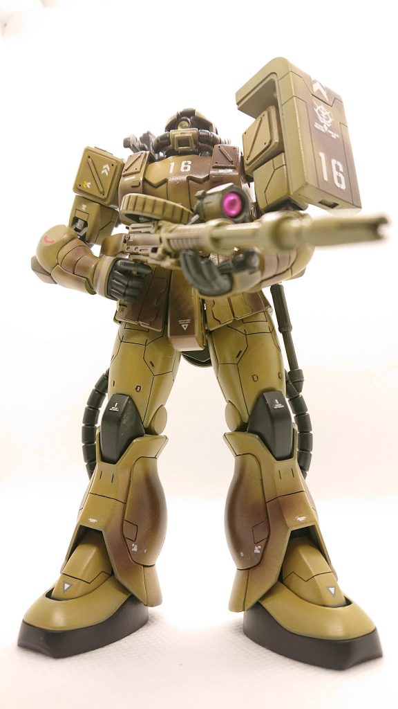 前回作製したデザートザクと並べて飾れるように作製しました。モノアイをどうするかでかなり迷いました。ボールジョイントで上下の動きも再現したかったのですが、技量が追い付かず、結局プラパイプで左右の動きのみとしました。